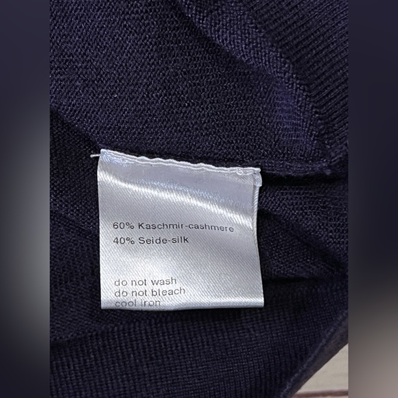 Akris Cashmere Silk Sweater - size 8 - women's purple crewneck *Tiny FLAW* - Picture 7 of 13